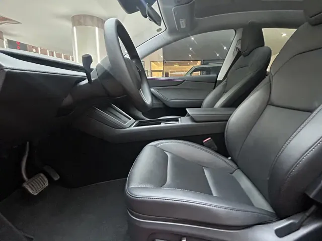 Tesla Model Y — Фото автомобиля 13