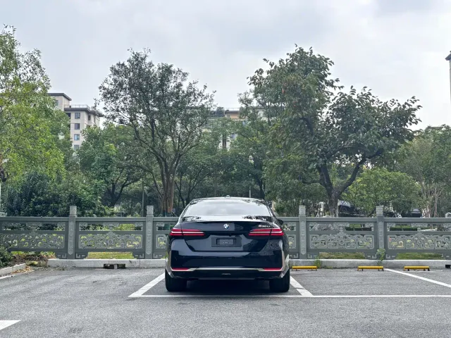 BMW 5 Series — Фото автомобиля 5