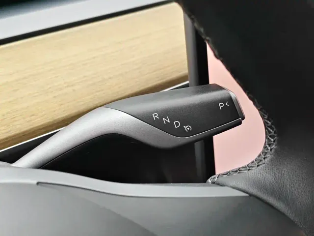 Tesla Model Y — Фото автомобиля 18
