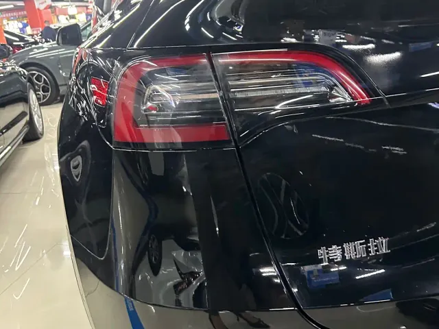 Tesla Model Y — Фото автомобиля 14