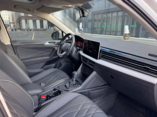 Volkswagen Tiguan L — Фото автомобиля 17