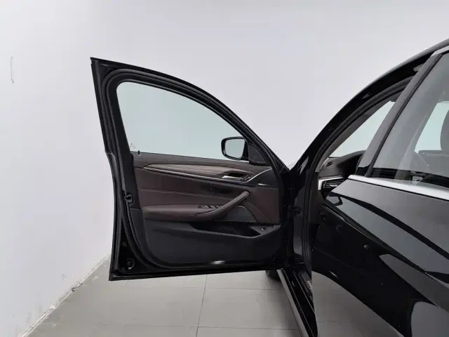 BMW 5 Series — Фото автомобиля 8