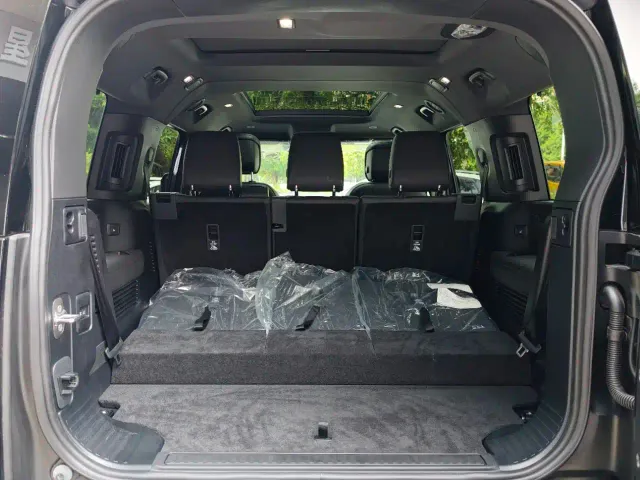 Land Rover Defender — Фото автомобиля 12