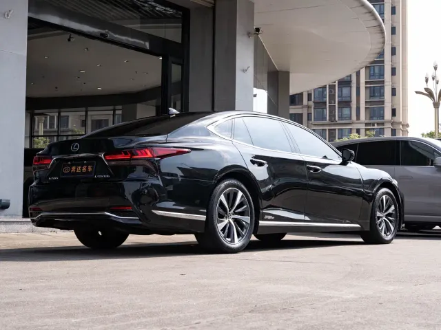 Lexus LS — Фото автомобиля 3