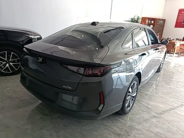 Changan Qiyuan A05 — Фото автомобиля 6