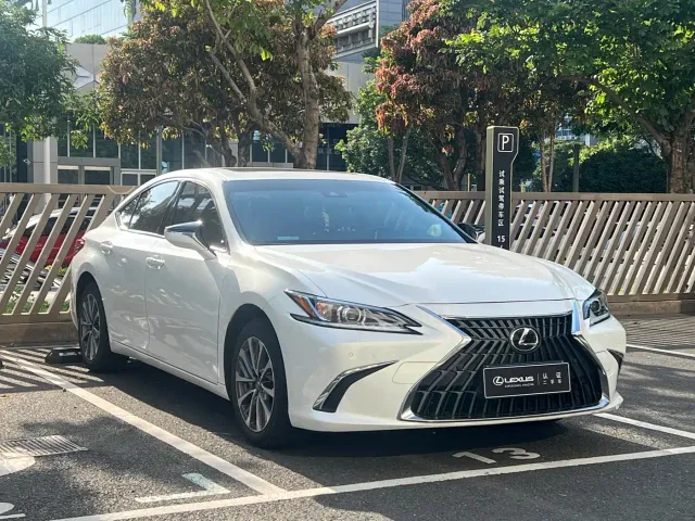 Lexus ES — Фото автомобиля 3