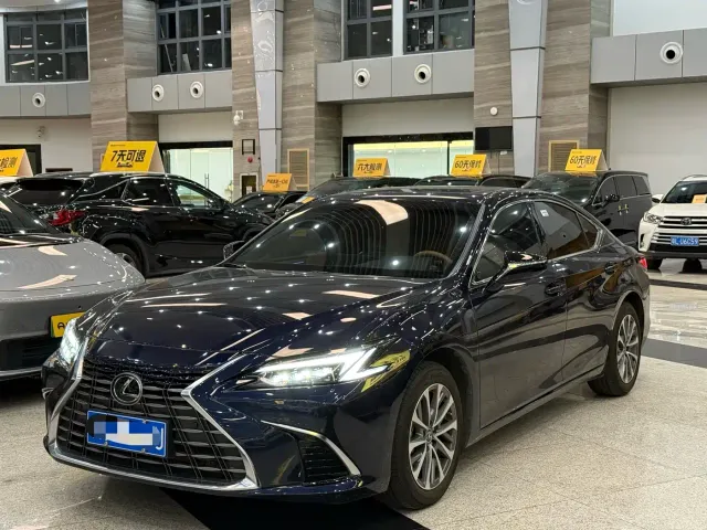 Фотография автомобиля — Lexus ES