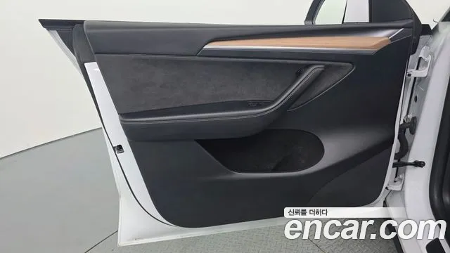 Tesla Model Y — Фото автомобиля 13