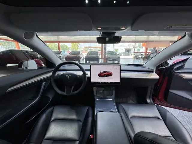 Tesla Model 3 — Фото автомобиля 9