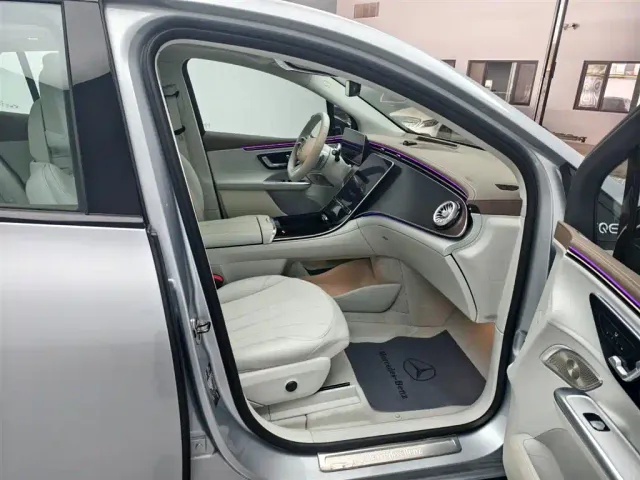 Mercedes-Benz EQE SUV — Фото автомобиля 11