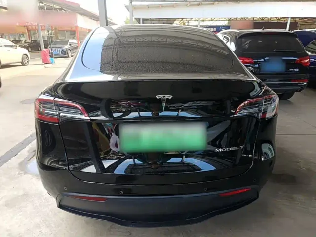 Tesla Model Y — Фото автомобиля 5