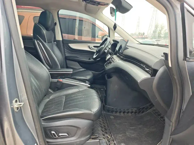 Roewe iMAX8 — Фото автомобиля 7