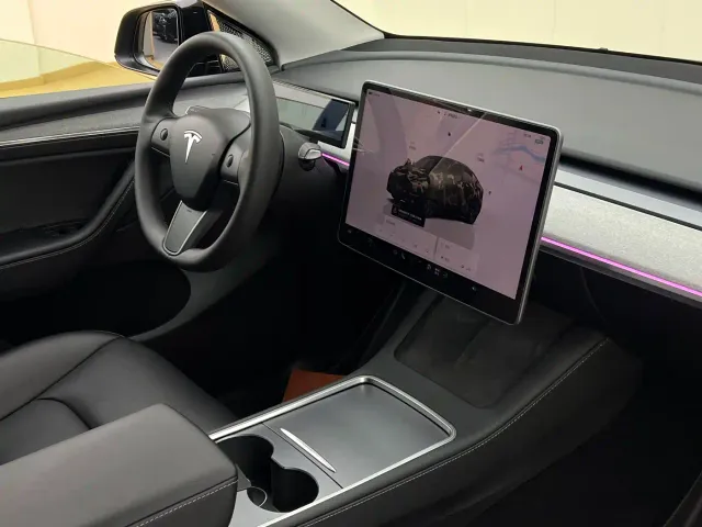 Tesla Model Y — Фото автомобиля 13