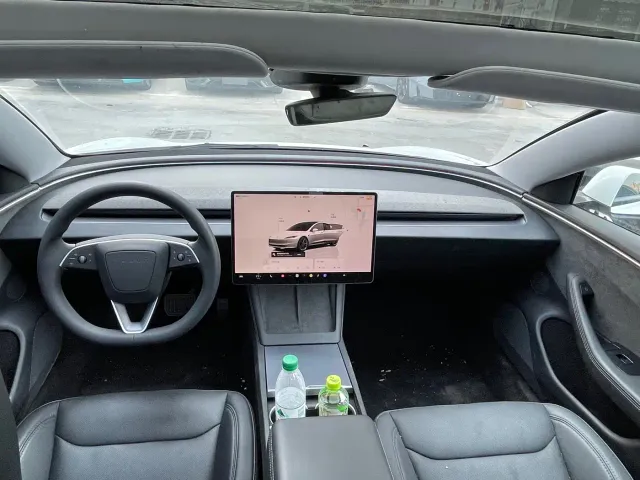 Tesla Model 3 — Фото автомобиля 5