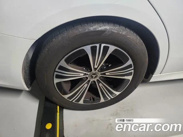 Mercedes-Benz E-Class — Фото автомобиля 5