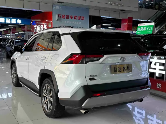 Toyota RAV4 — Фото автомобиля 5