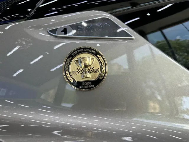 Lotus Emira — Фото автомобиля 7