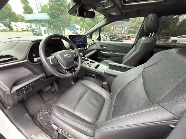 Toyota Sienna — Фото автомобиля 4