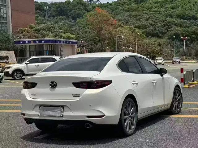 Mazda Axela — Фото автомобиля 9