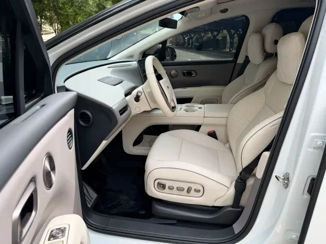 Li Auto i8 — Фото автомобиля 14
