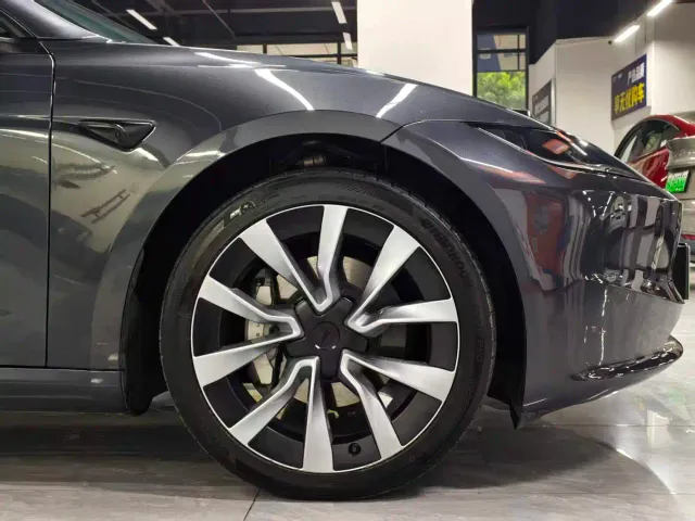 Tesla Model 3 — Фото автомобиля 11