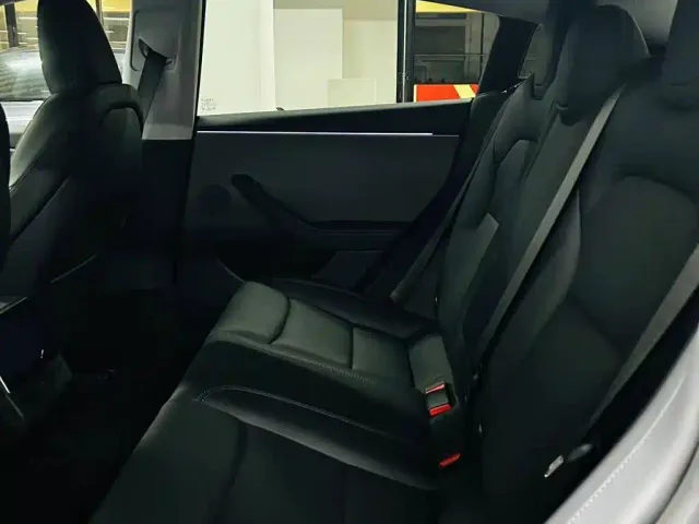 Tesla Model 3 — Фото автомобиля 9