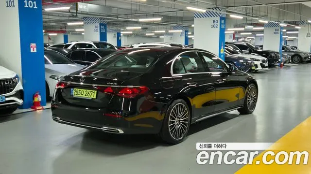 Mercedes-Benz E-Class — Фото автомобиля 4