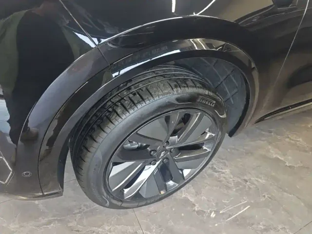 Li Auto L8 — Фото автомобиля 22