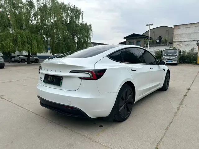 Tesla Model 3 — Фото автомобиля 9