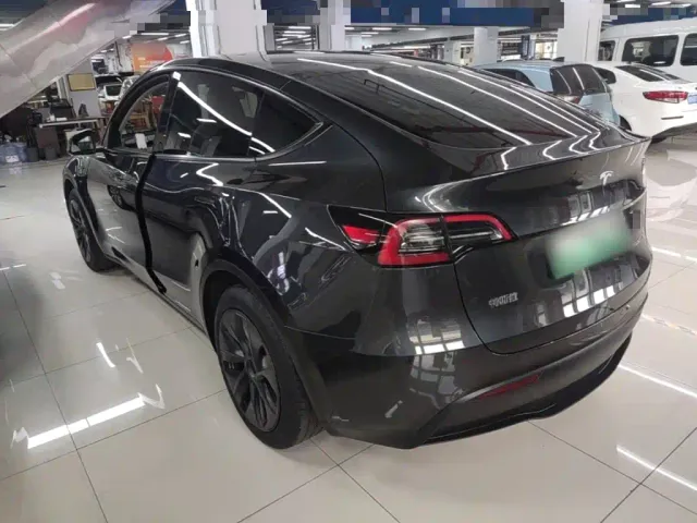 Tesla Model Y — Фото автомобиля 4
