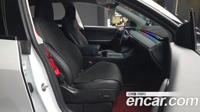 Tesla Model Y — Фото автомобиля 11