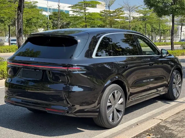 Li Auto L8 — Фото автомобиля 10