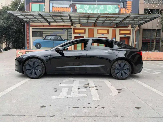 Tesla Model 3 — Фото автомобиля 21