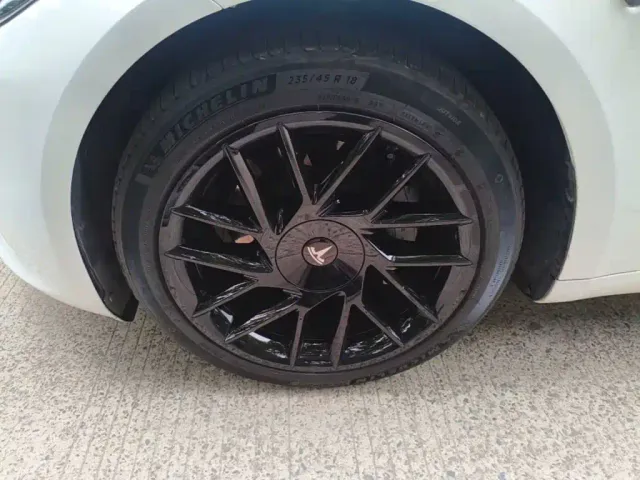 Tesla Model 3 — Фото автомобиля 22
