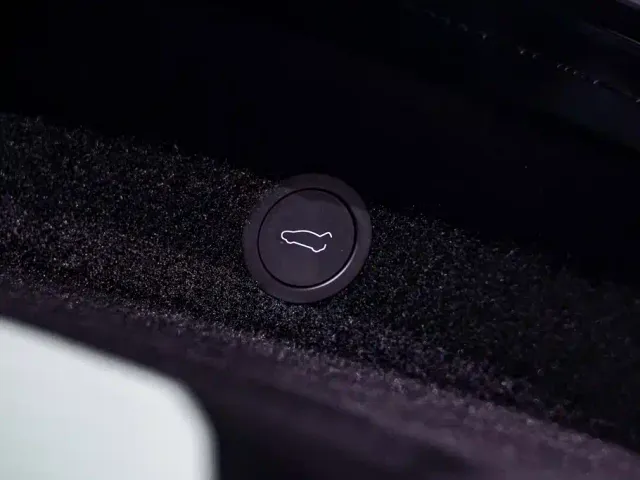 Tesla Model Y — Фото автомобиля 30