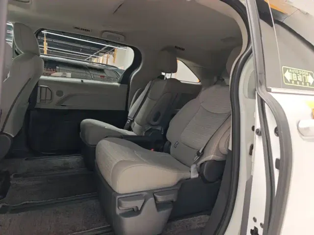 Toyota Sienna — Фото автомобиля 16