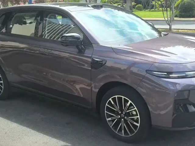 Leapmotor B10 — Фото автомобиля 11