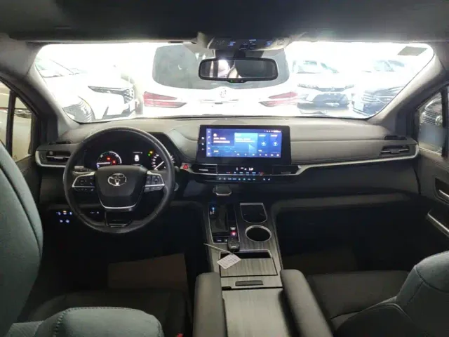 Toyota Sienna — Фото автомобиля 9
