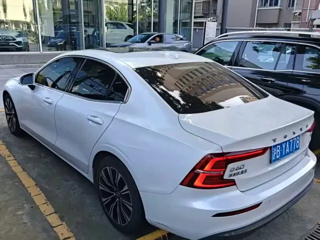 Volvo S60 — Фото автомобиля 4