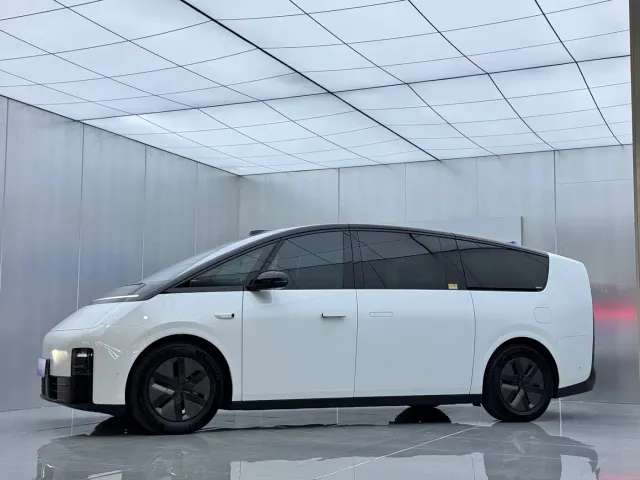 Li Auto MEGA — Фото автомобиля 5