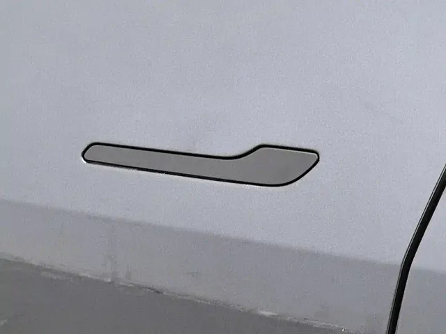 Tesla Model Y — Фото автомобиля 18