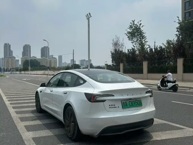 Tesla Model 3 — Фото автомобиля 5