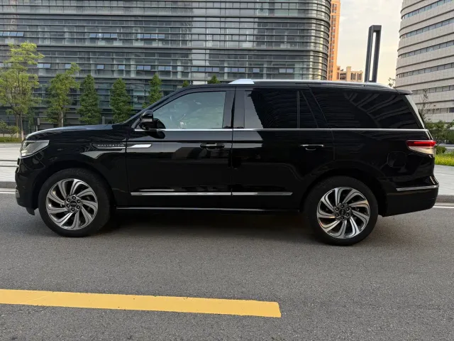 Lincoln Navigator — Фото автомобиля 4