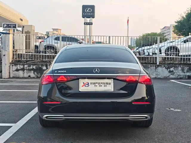 Mercedes-Benz E-Class — Фото автомобиля 3