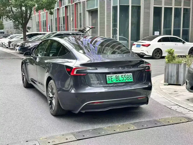 Tesla Model 3 — Фото автомобиля 9