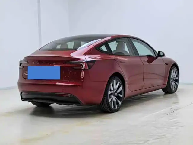 Tesla Model 3 — Фото автомобиля 4