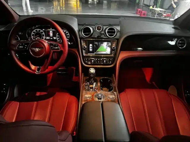 Bentley Bentayga — Фото автомобиля 3