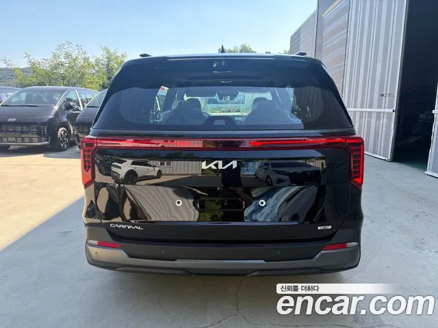 Kia Carnival Generation 4 — Фото автомобиля 4