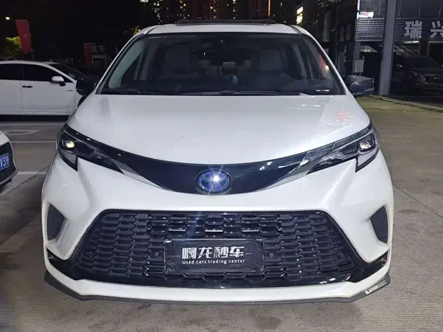 Toyota Sienna — Фото автомобиля 2