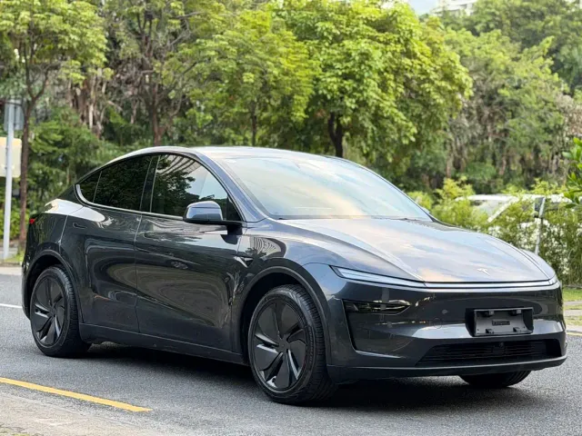 Tesla Model Y 2025 Rear-Wheel Drive — Фото автомобиля 4